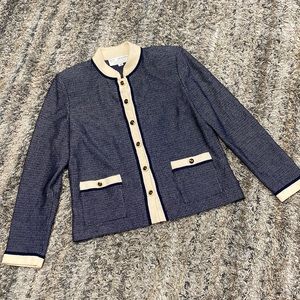 St. John collection by Marie Gray Cream and navy blue button front jacke…